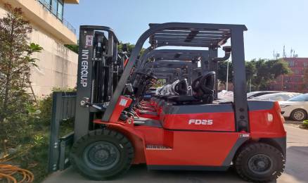 Interquip Forklift загружается и готов к отправке в Африку